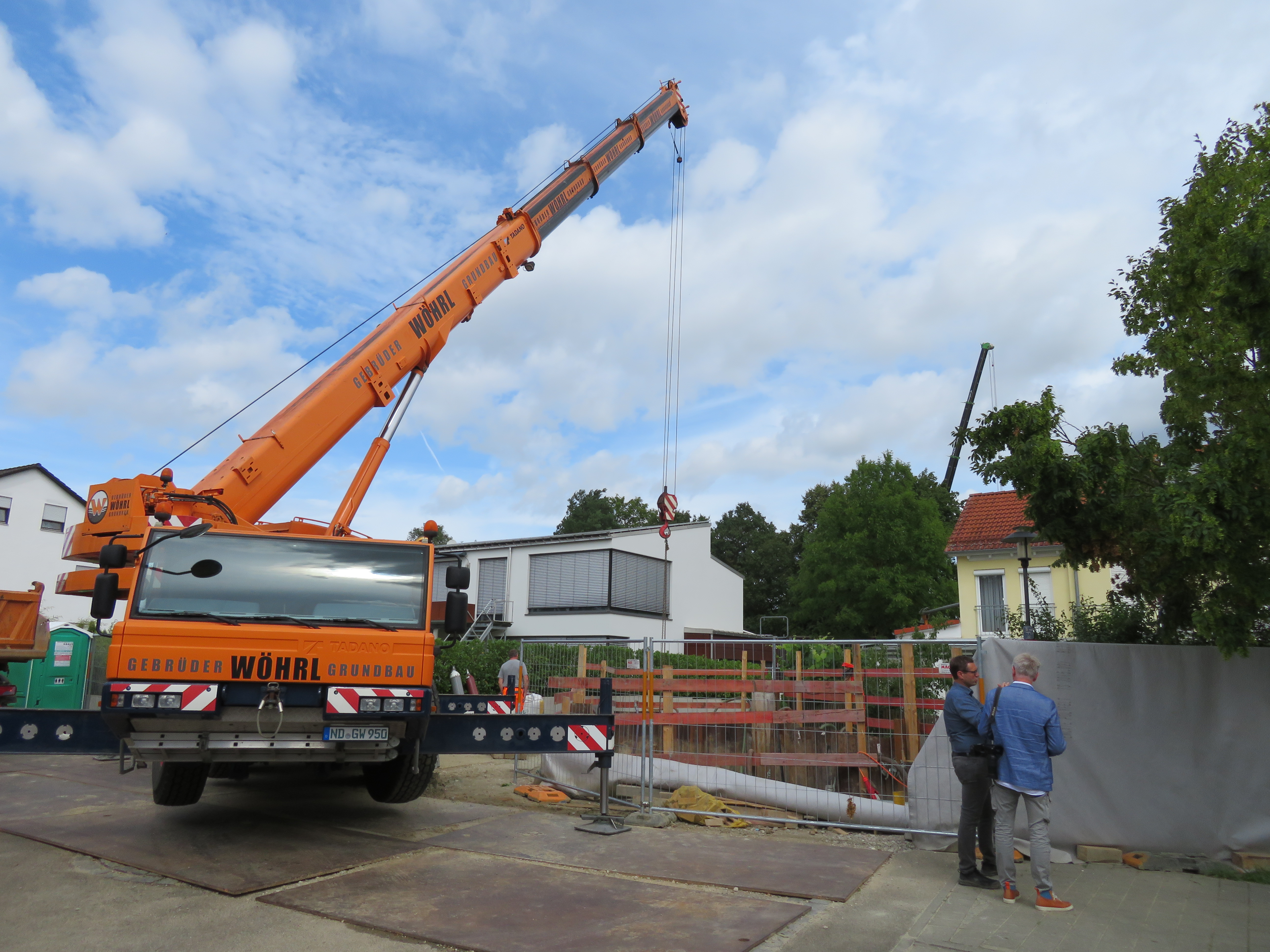 Autokran zur Bergung des Bohrkopfes in der Zielgrube